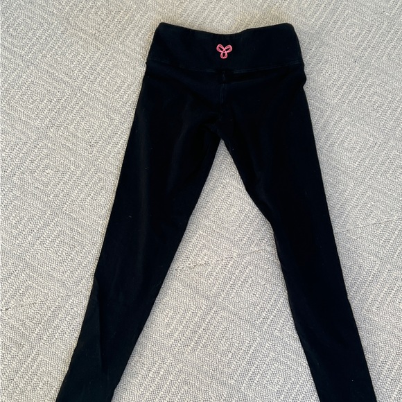 TNA leggings with pink emblem. Used like new. Size Xs - Picture 1 of 3
